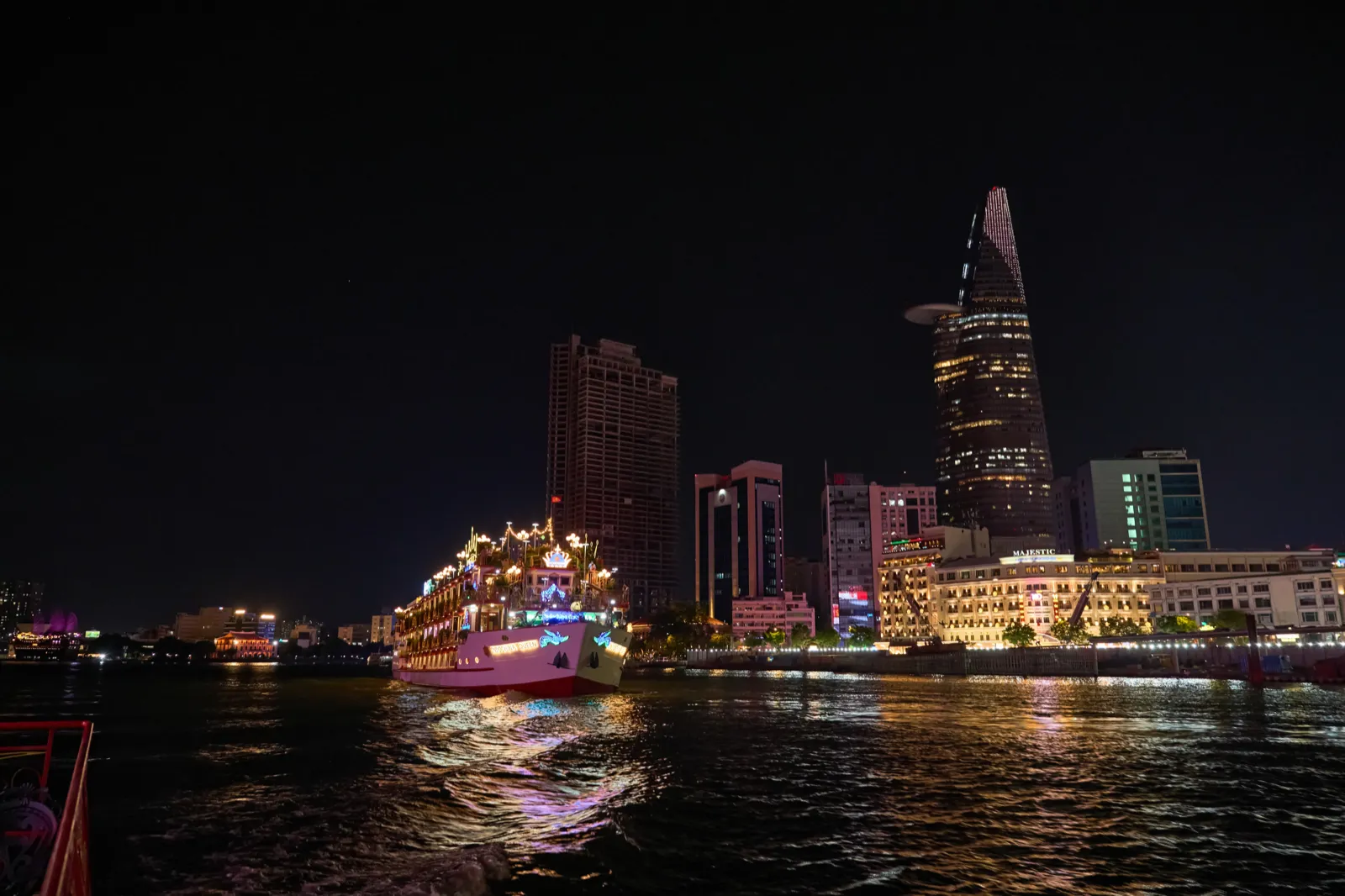 Không gian boong tàu về đêm